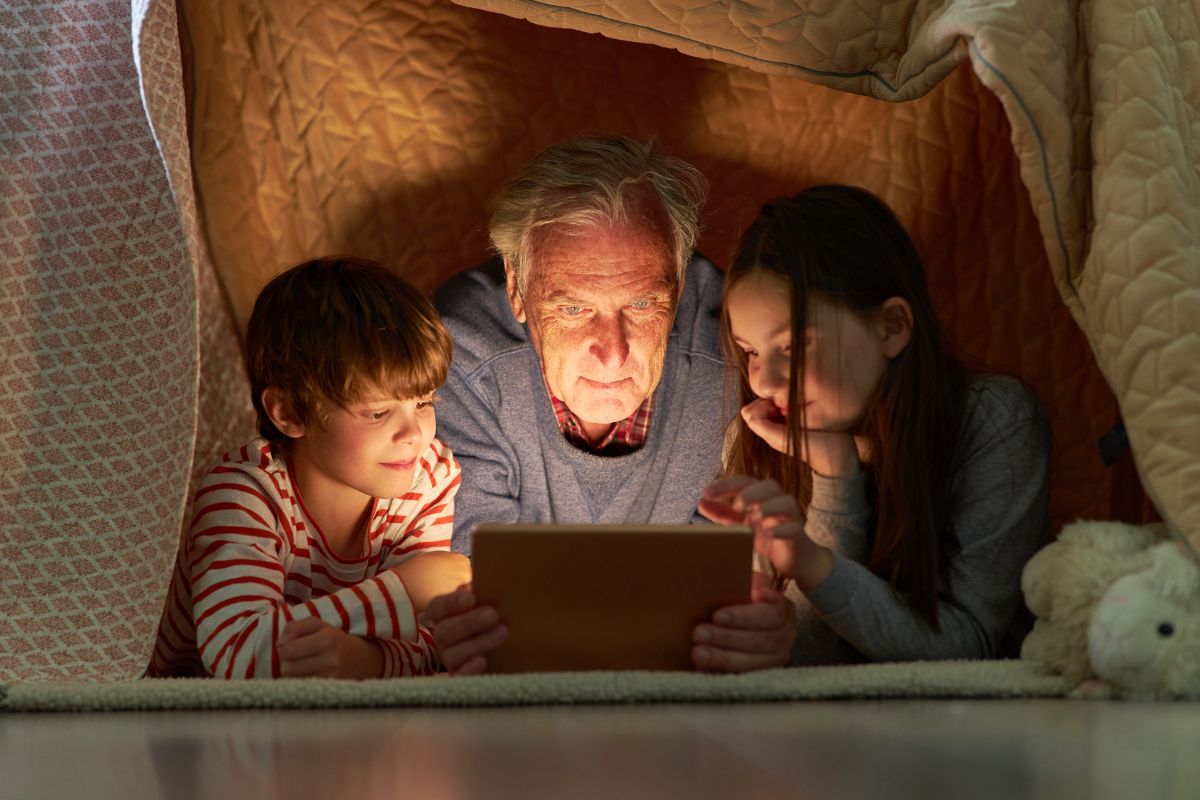 Czytnik dla seniora - wady i zalety. Pomysły na Dzień Babci i Dziadka!