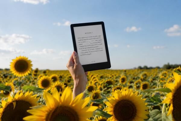 Bestsellerowe ebooki wakacji 2026. 8 tytułów, które najchętniej czytaliśmy tego lata