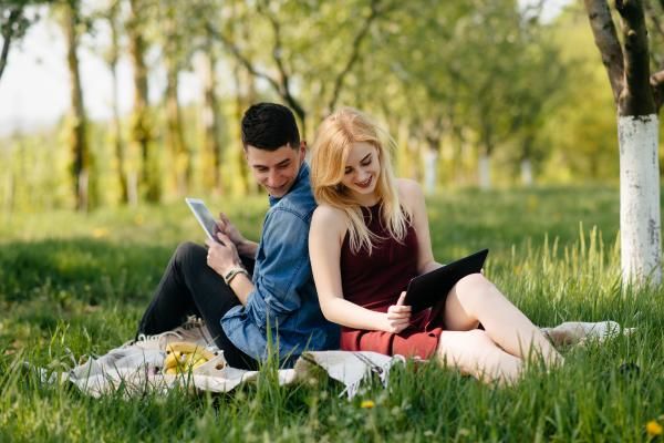 Co kupić na Dzień Kobiet, jaki prezent na Dzień Mężczyzn? Polecamy 8 ebooków i inne upominki!