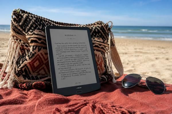 Jakie ebooki wziąć na wakacje? 10 topowych ebookowych nowości