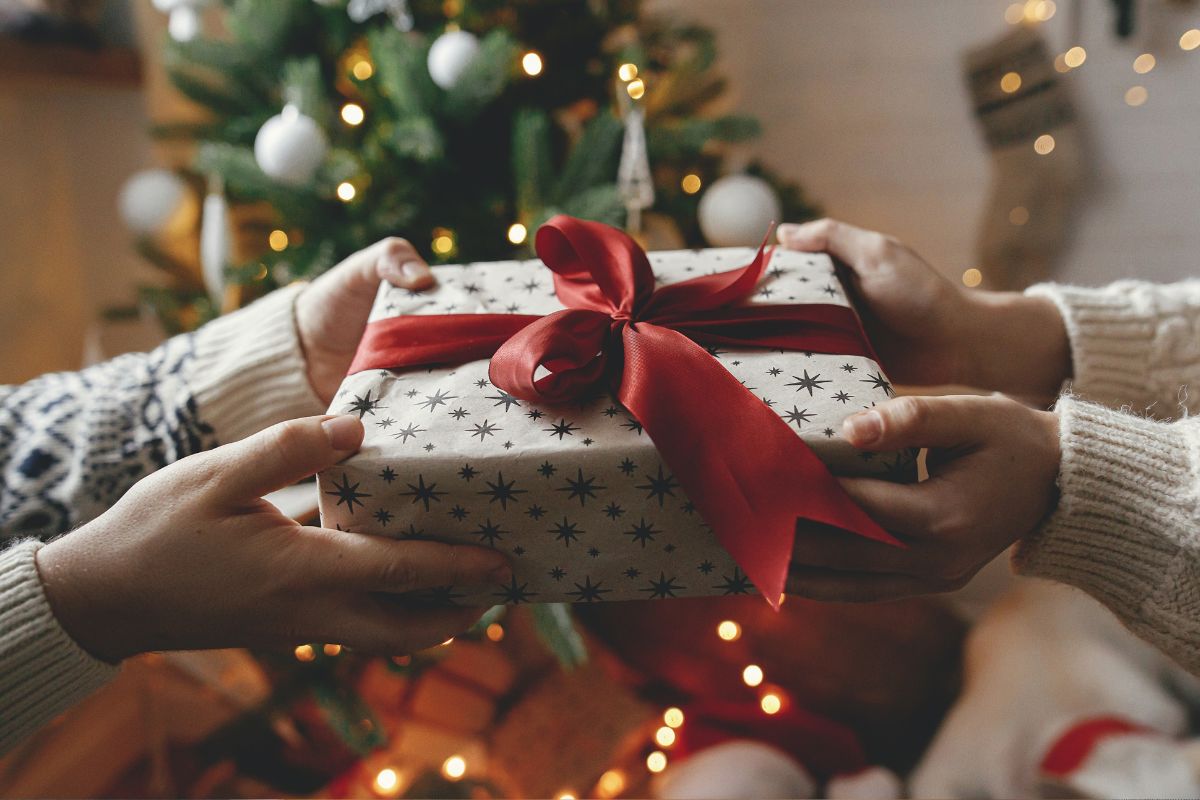 Czytelniczy Prezentownik Ebookpoint 2025 - co kupić na prezent dla miłośnika czytania?