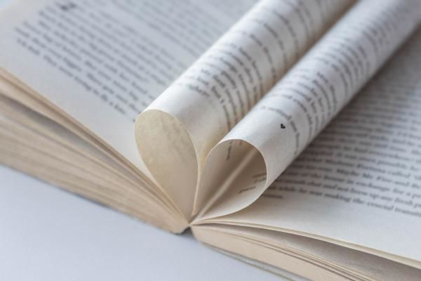 Ranking TOP 10 romansów lata 2025 – miłosne must have na koniec wakacji!