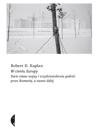 Okładka książki/ebooka W cieniu Europy. Dwie zimne wojny i trzydziestoletnia podróż przez Rumunię, a nawet dalej