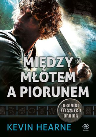 Kroniki Żelaznego Druida (#3). Między młotem a piorunem. Kroniki Żelaznego Druida 3 Kevin Hearne - okladka książki