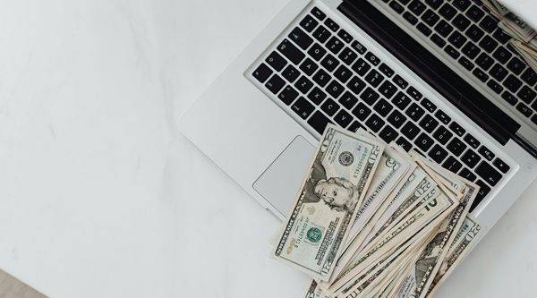Baner na temat zarobków w cyberbezpieczeństwie