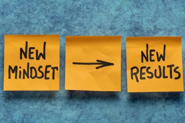 Marcowe nowości Onepress: od Formuły 1 po overthinking, czyli książki, które robią porządek w głowie